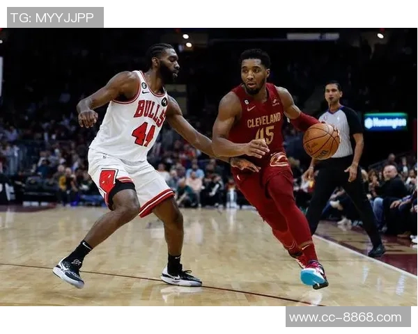 米切尔意外受伤被搀扶离场队内得分王身份岌岌可危